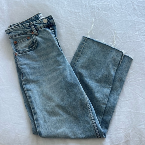 Light wash raw hem Zara jeans - Picture 2 of 3